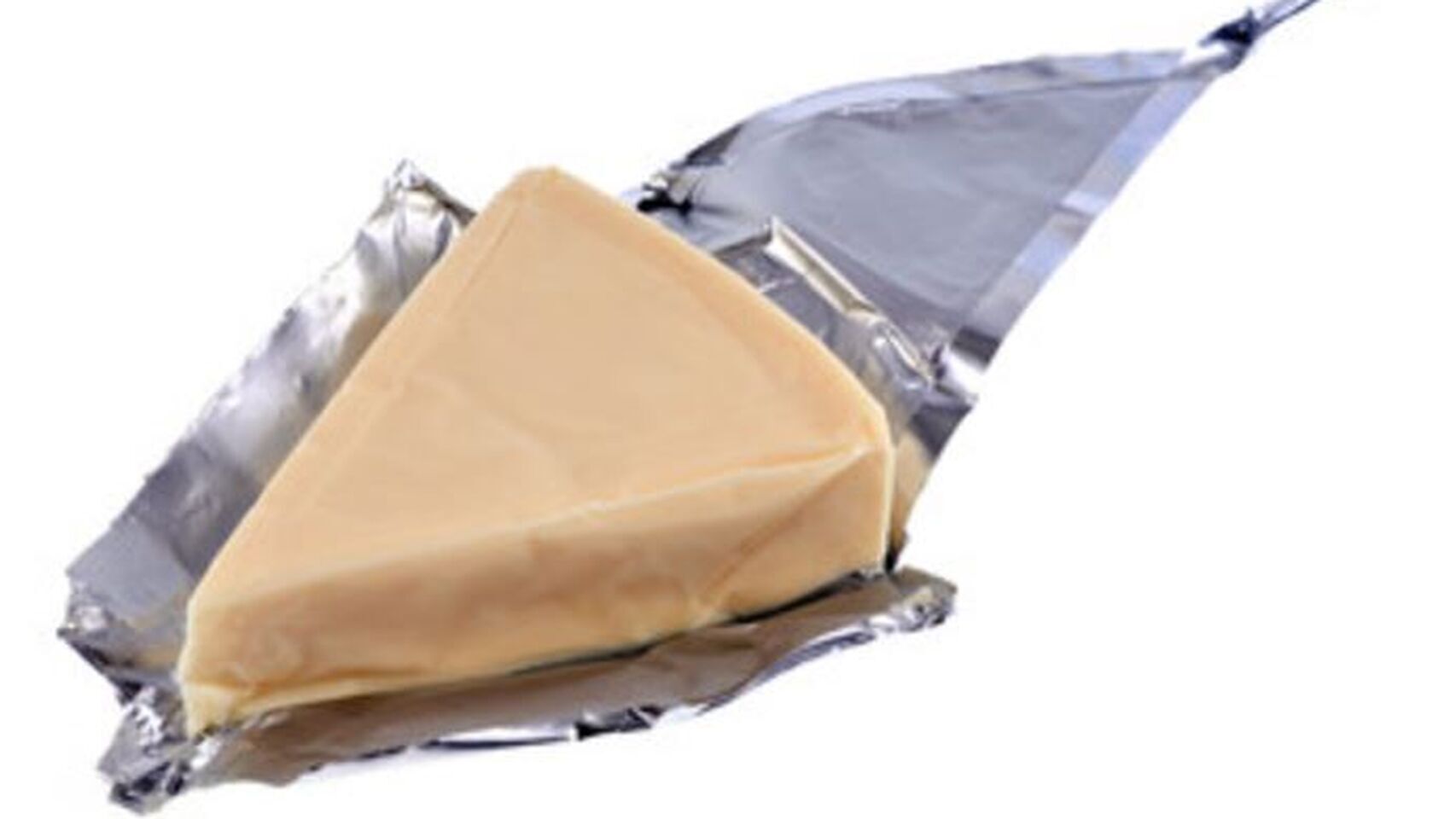 Una porción de quesito en su envoltorio de aluminio.