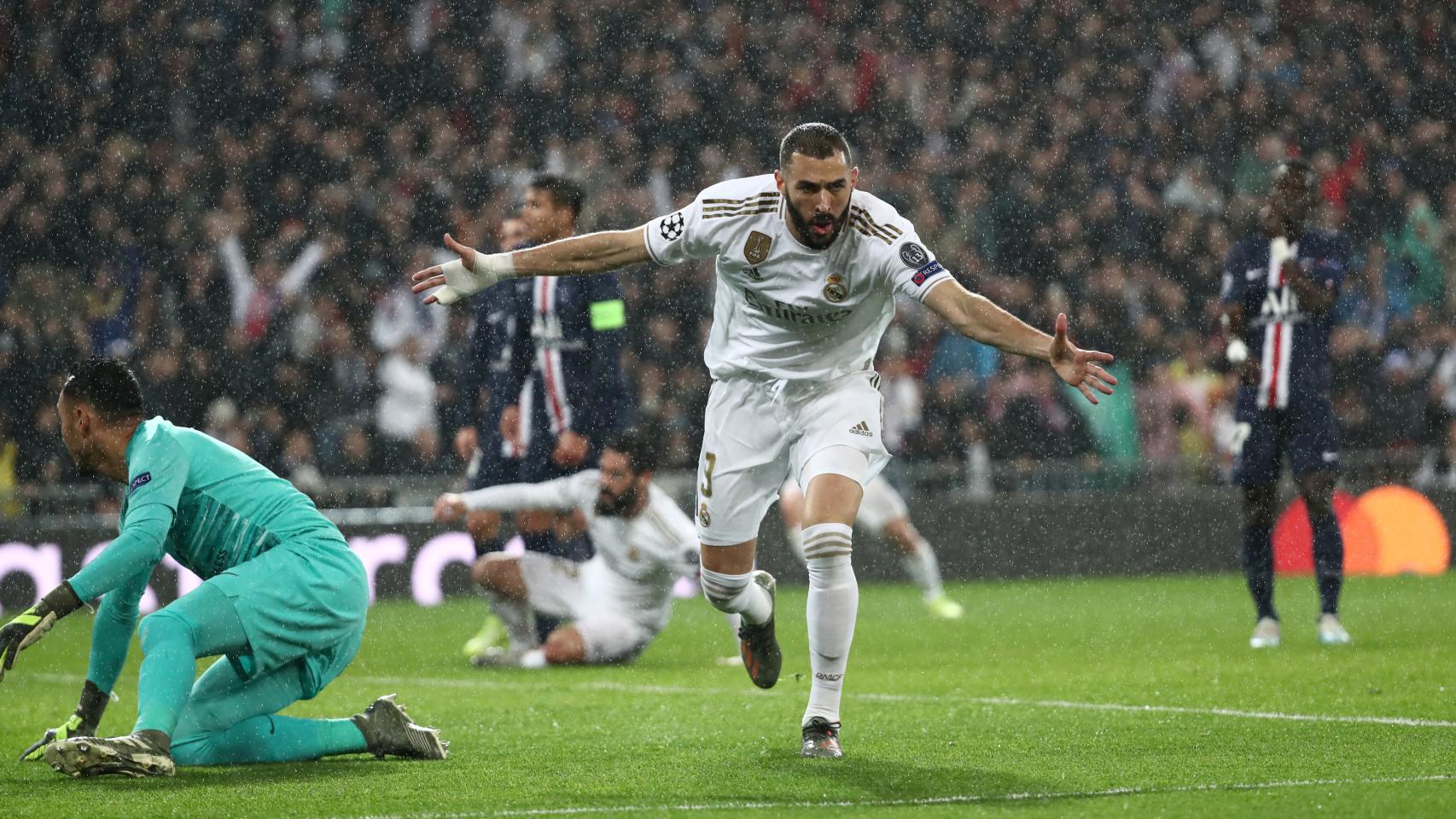 Karim Benzema celebra el primer gol del Real Madrid al PSG en el Santiago Bernabéu