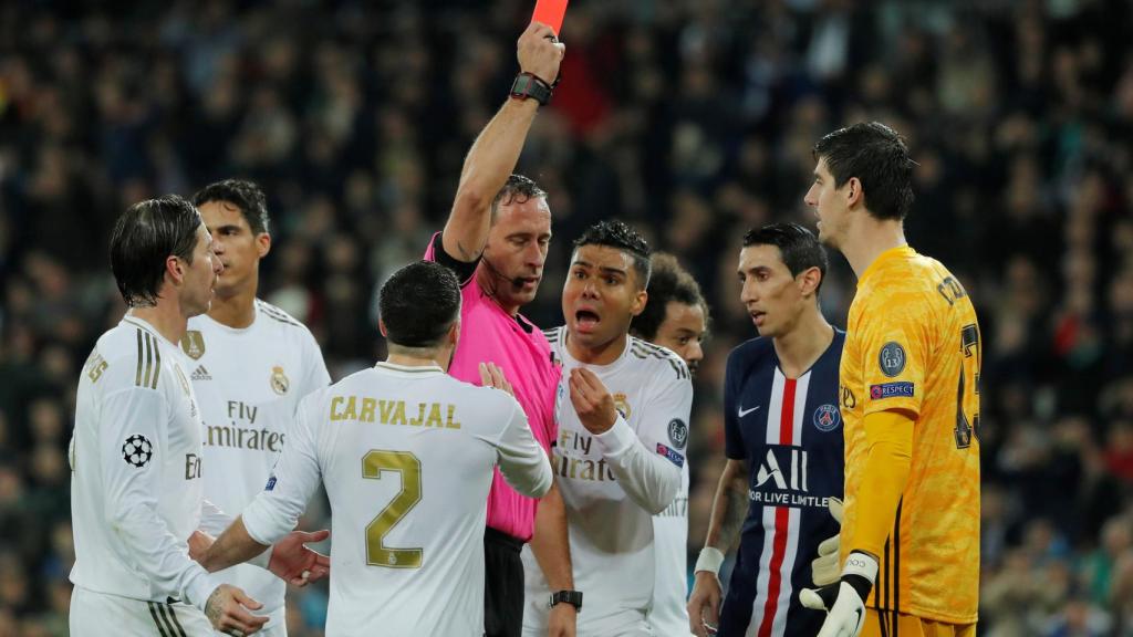 Artur Días, mostrando la roja a Courtois para después quitársela tras la revisión del VAR