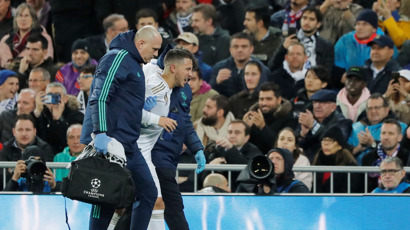 Hazard abandona el terreno de juego ayudado por los médicos del Real Madrid