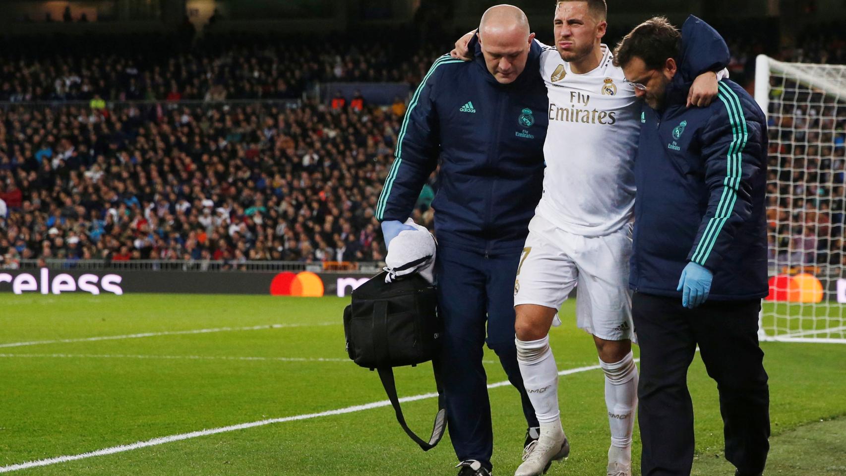 Hazard abandona el terreno de juego ayudado por los médicos del Real Madrid