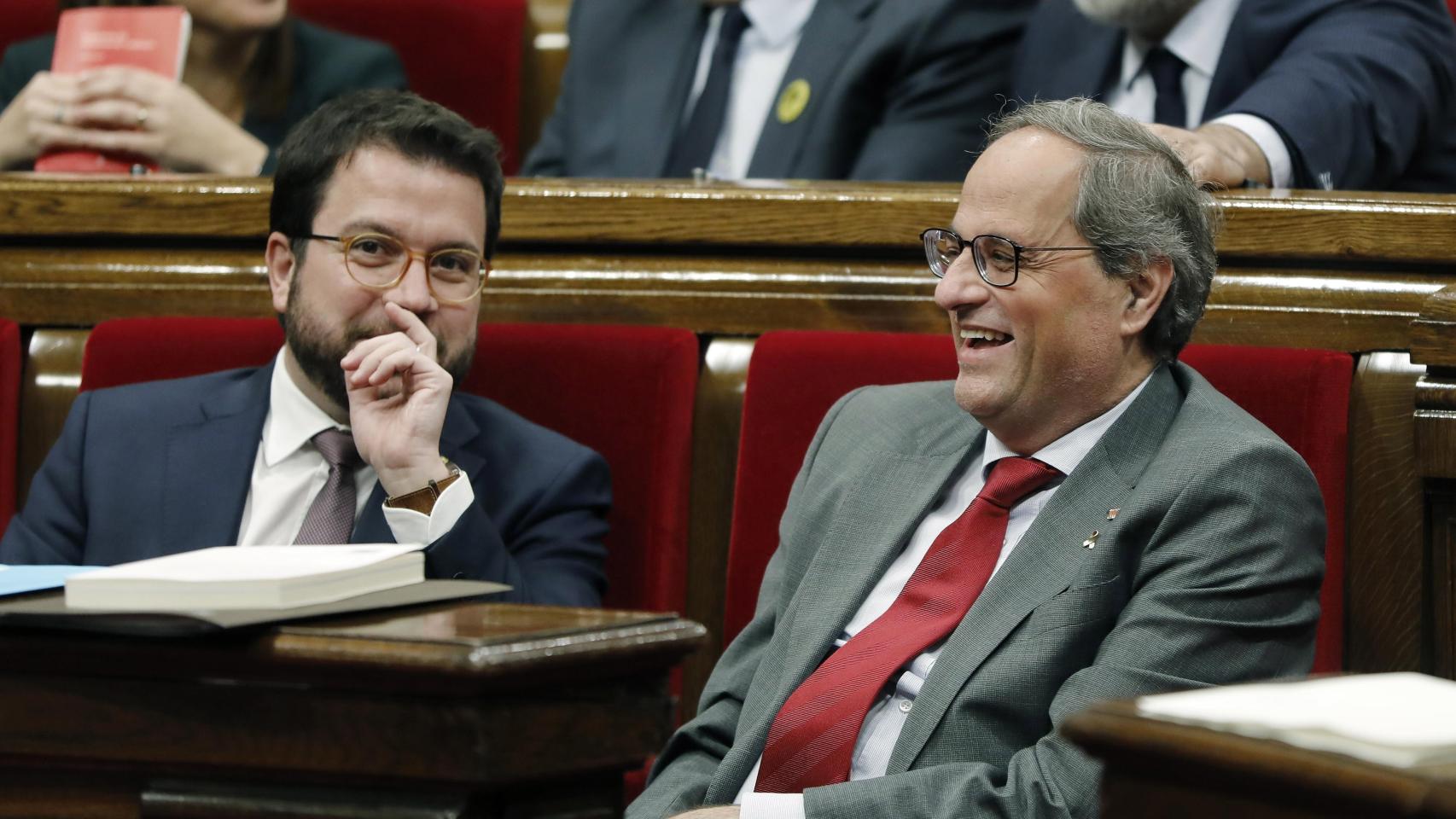 Pere Aragonés y Quim Torra durante un Pleno del Parlament.