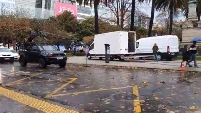 Netflix rueda su nueva serie en los Jardines de A Coruña en medio del temporal