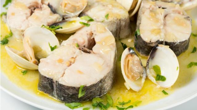 Merluza con almejas en salsa, receta fácil para microondas