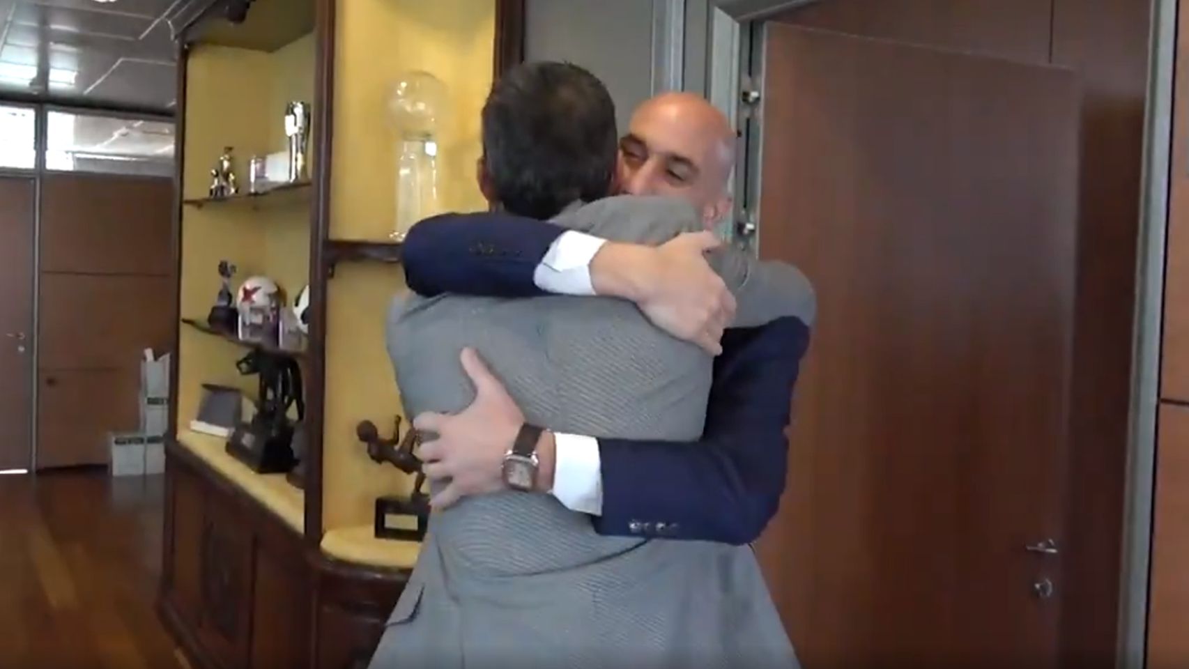 Luis Rubiales y Luis Enrique se funden en un abrazo