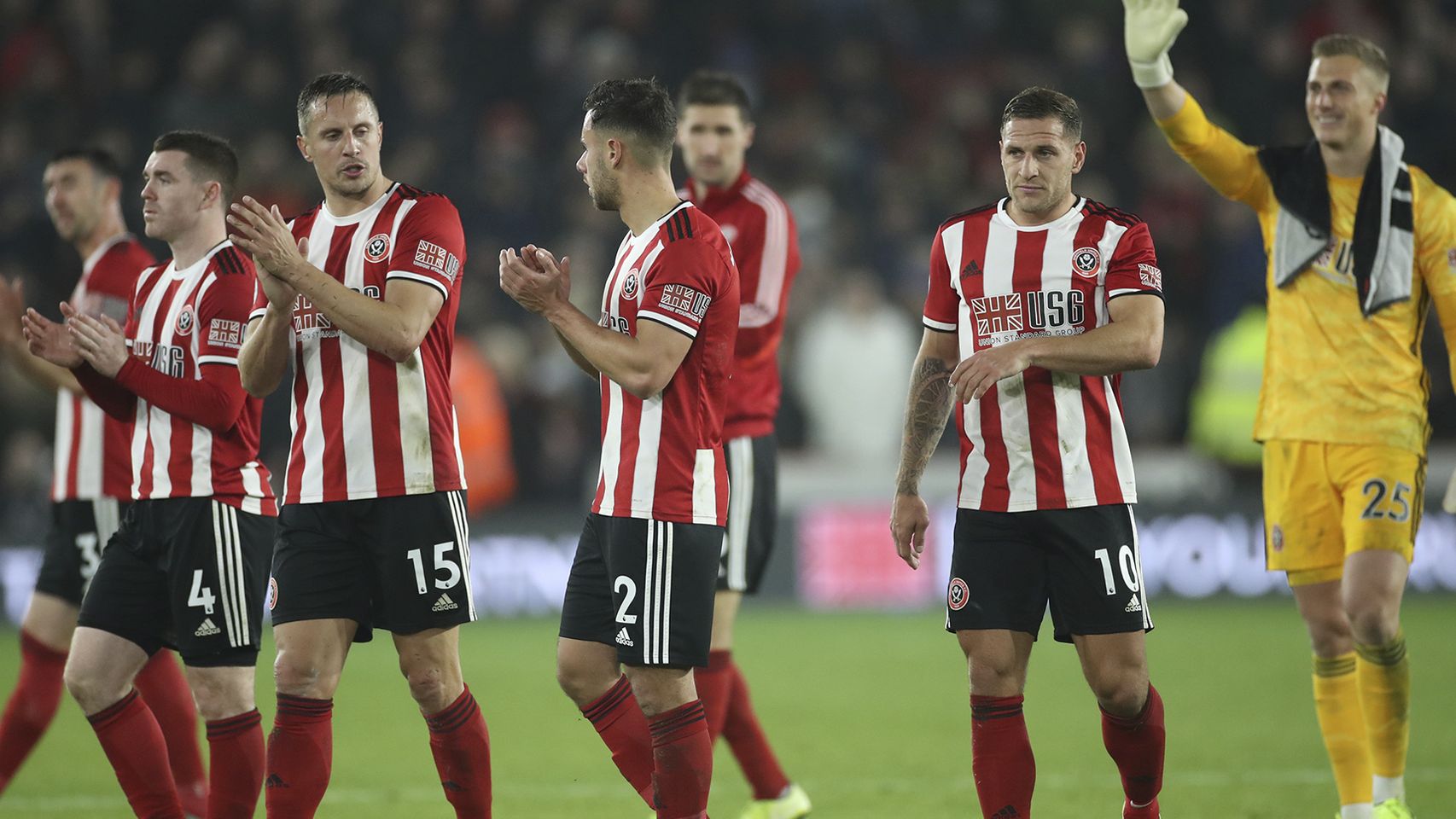 Los jugadores del Sheffield agradecen el apoyo de su afición en Bramall Lane