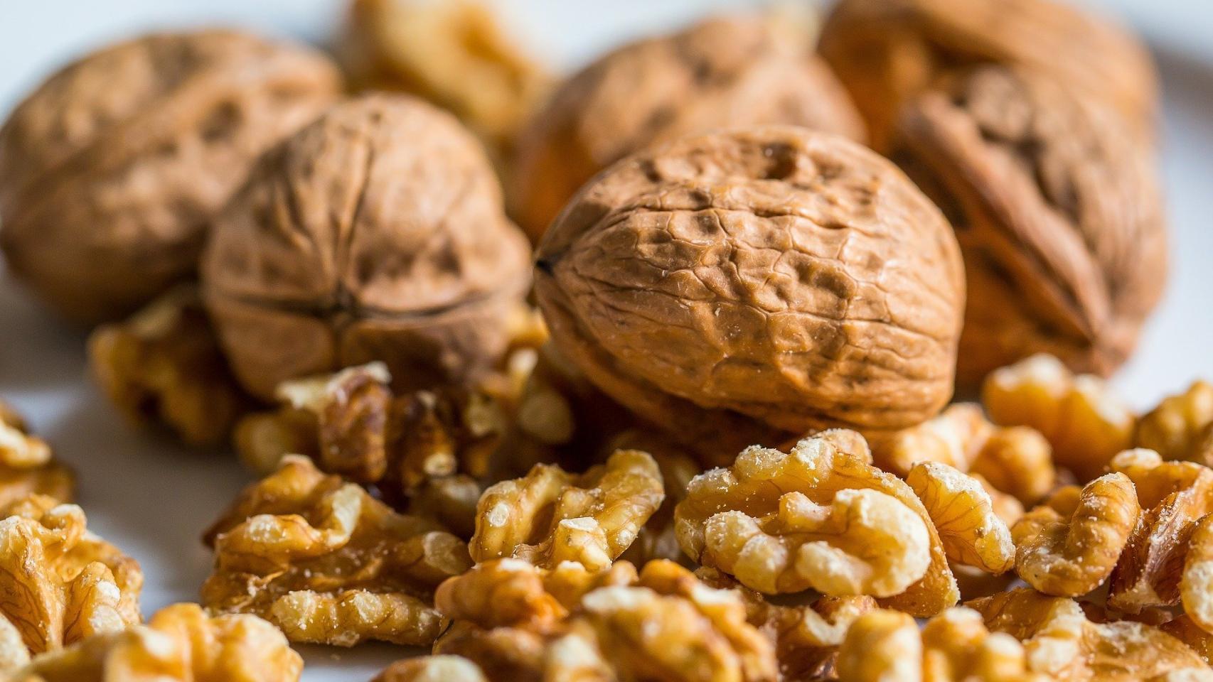 Unas nueces partidas por la mitad.