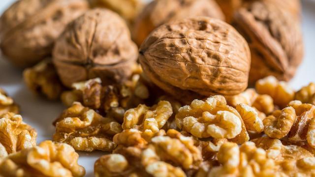 Unas nueces partidas por la mitad.