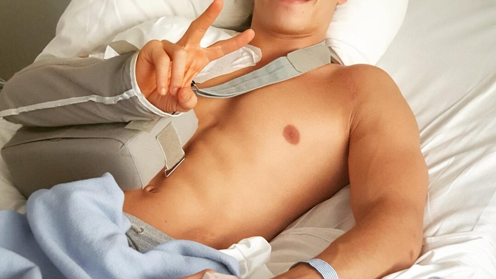 Marc Márquez tras ser operado de su hombro derecho