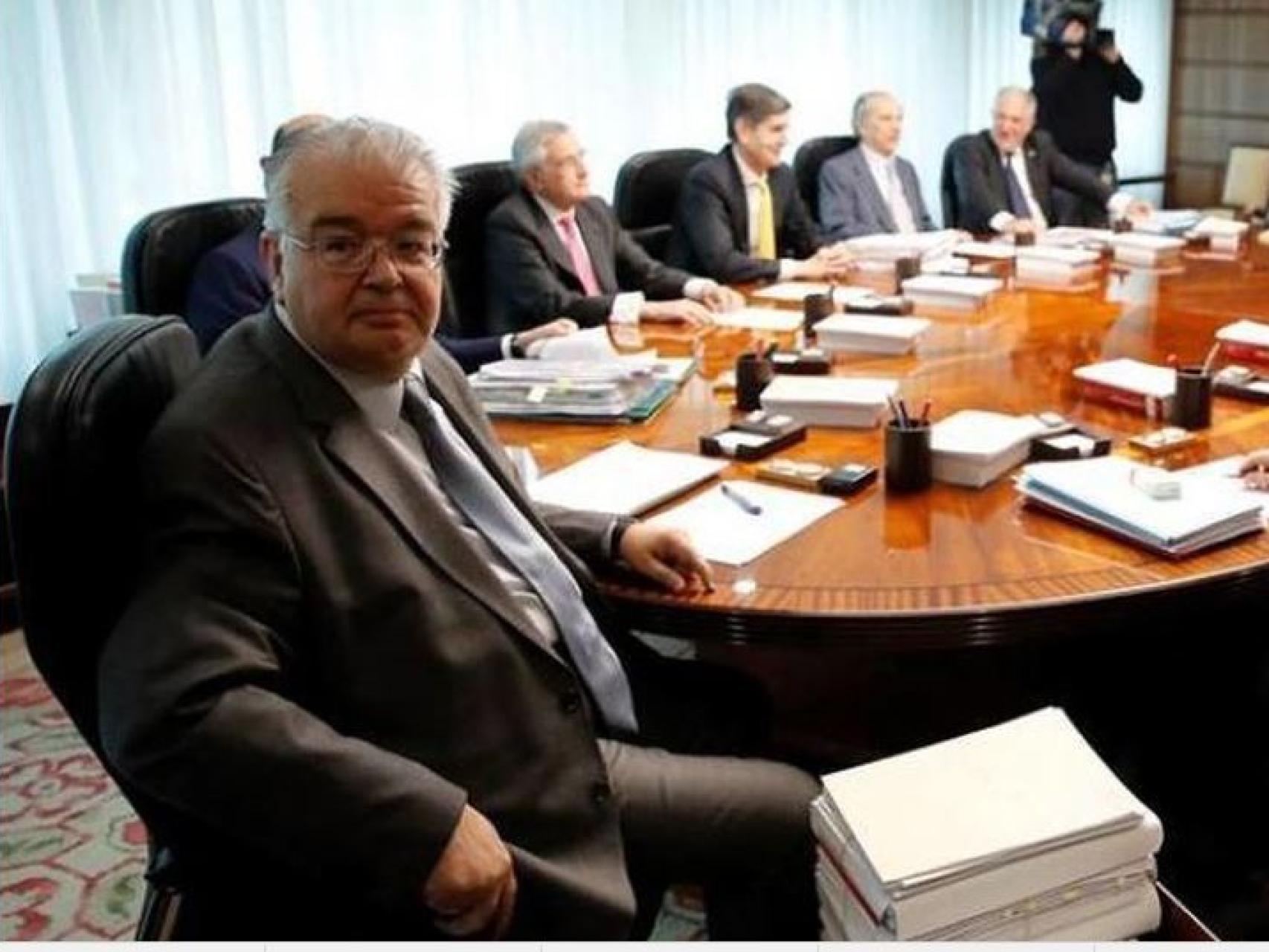 Documentos en papel -y ningún ordenador- en la sala de reuniones del pleno del TC./