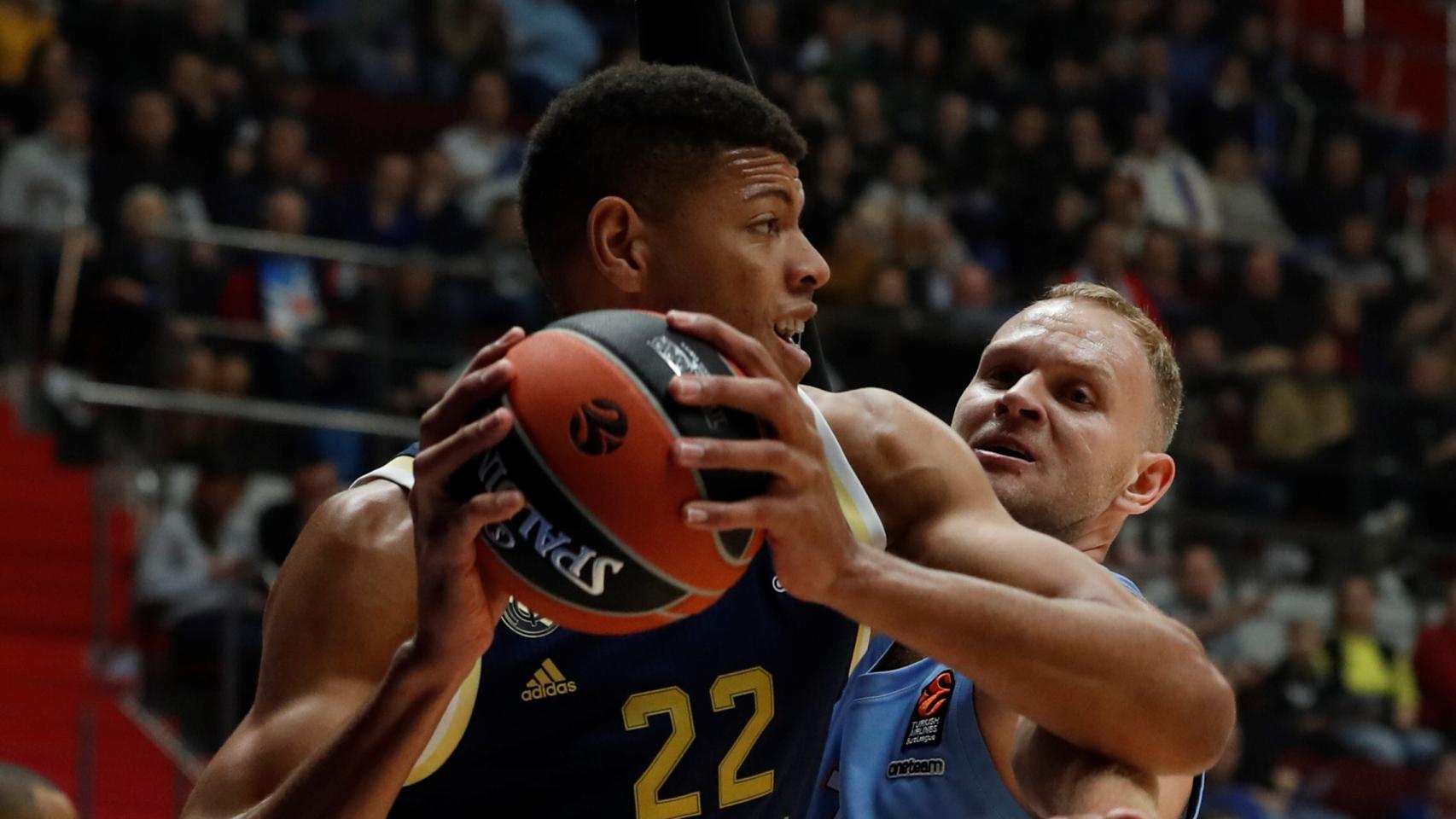 Tavares pelea un balón durante el duelo de Euroliga entre Real Madrid y Zenit
