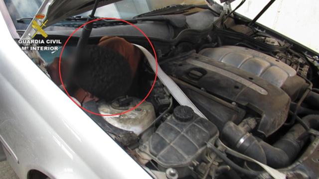 Intervención de la Guardia Civil para liberar a dos personas en el paso fronterizo de Melilla.