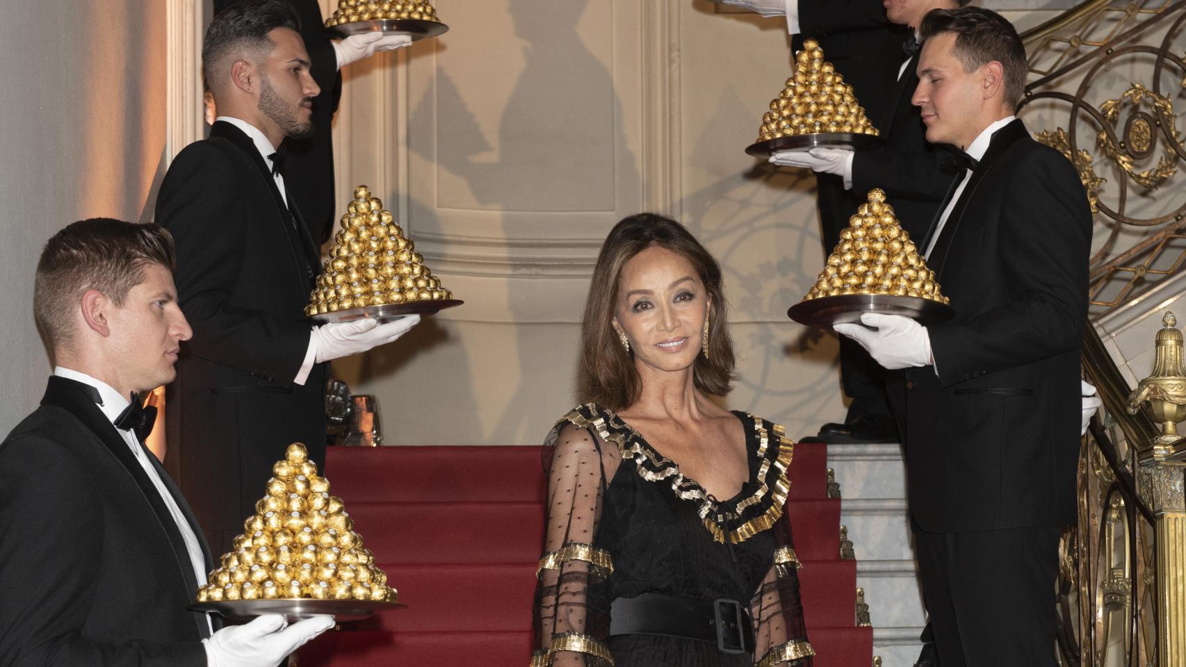 Isabel Preysler evoca el mítico anuncio Ferrero Rocher durante la celebración del 30 aniversario de la marca.