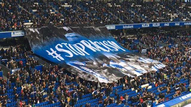 La pancarta en Anoeta para apoyar a Isak