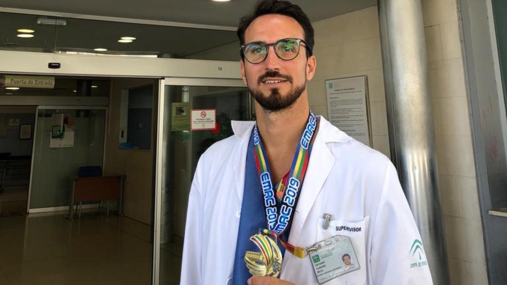 Antonio Camaño con su medalla de oro de los 20 km marcha