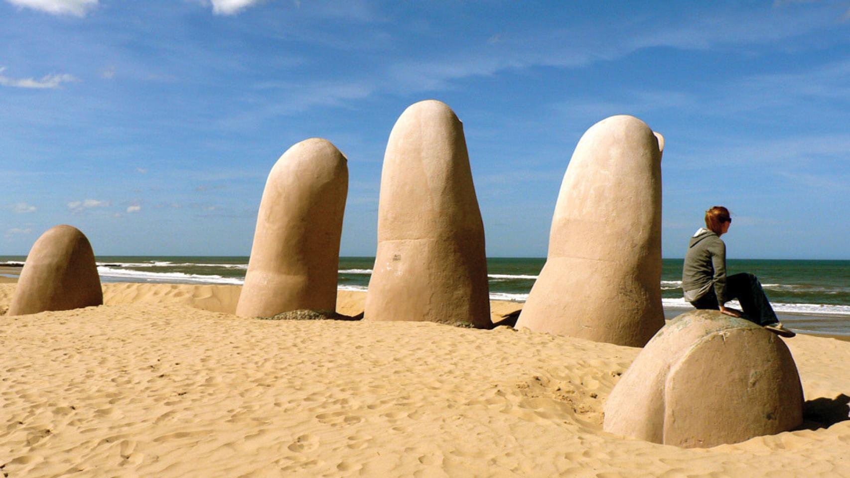 Imagen de la escultura 'La Mano', obra del artista chileno Mario Irrazábal.