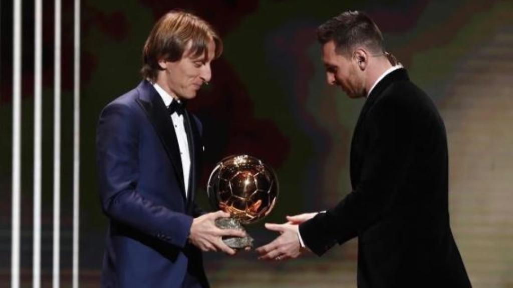 Modric entrega el Balón de Oro a Messi