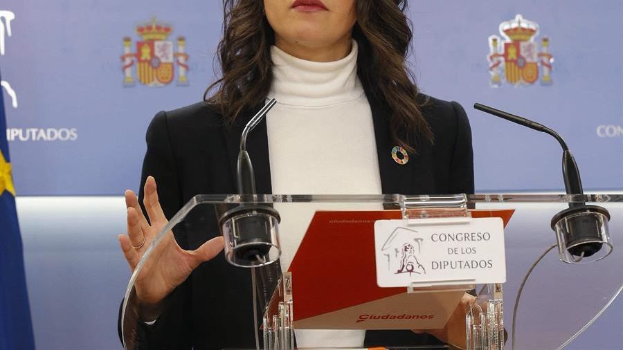 Inés Arrimadas, este lunes, durante la rueda de prensa que ha ofrecido en la Cámara Baja.