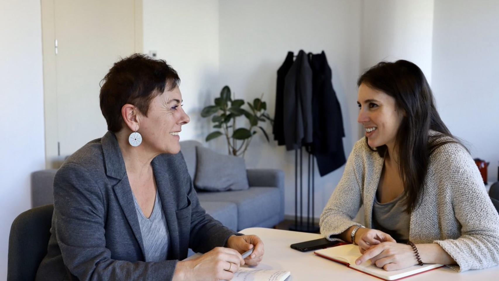 Mertxe Aizpurua, portavoz de Bildu en el Congreso, reunida con Irene Montero, número dos de Podemos.