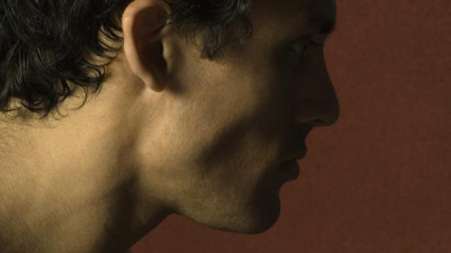 Una mandíbula definida suele asociarse a virilidad y atractivo.