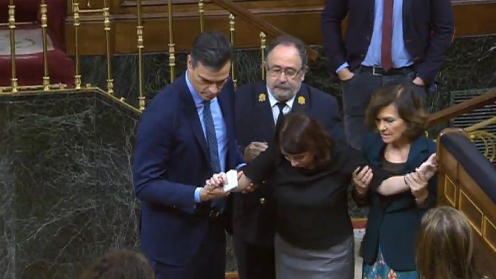 Lastra, ayudada por Sánchez y Calvo tras sufrir un percance.