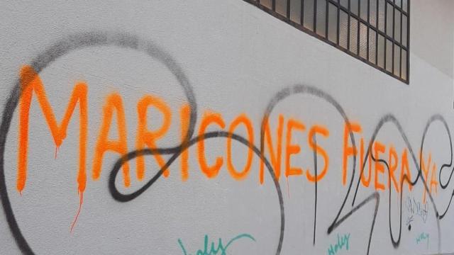 Pintada en la fachada de La Urbana Bar, en la plaza José Sellier