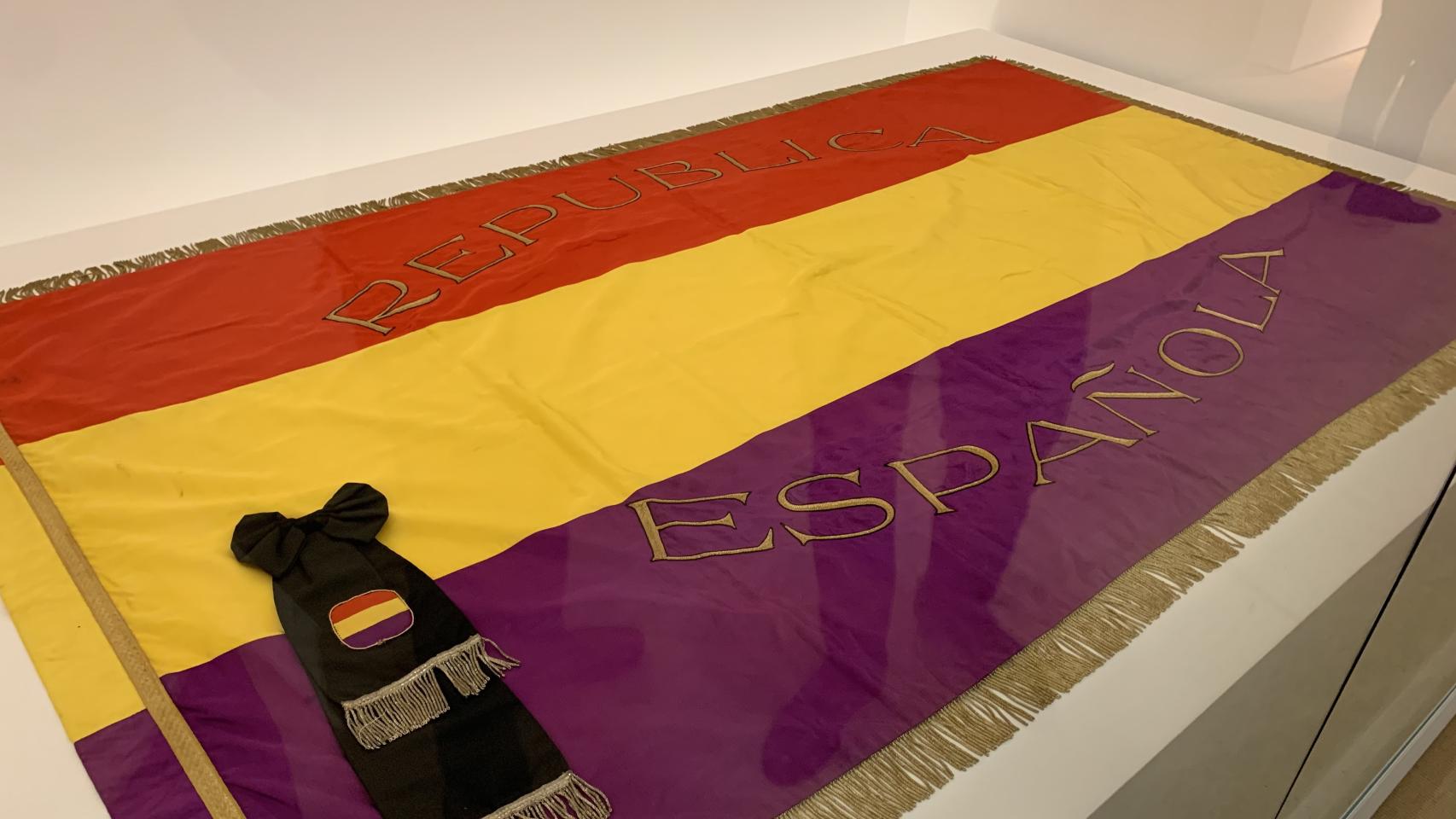 Bandera republicana con la que se cubrió el ataúd de Azaña.