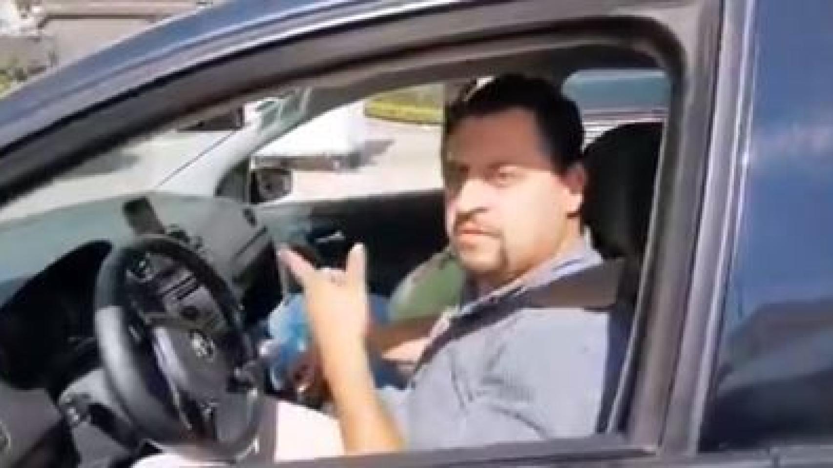 Un hombre acosa a dos ciclistas desde su coche