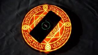 Este círculo mágico no es el mejor cargador inalámbrico, pero sí el más chulo