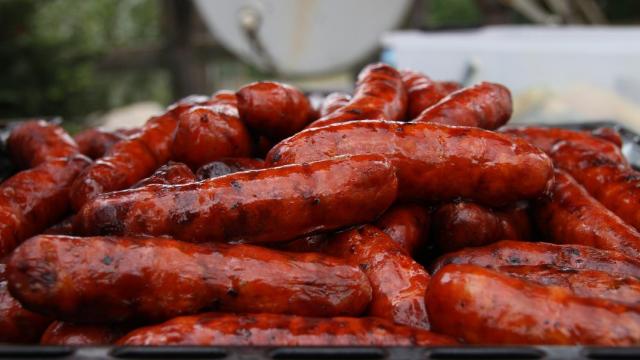 Varios chorizos dispuestos sobre una bandeja.