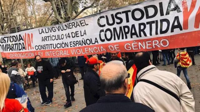 La pancarta colgada en la plaza Urquinaona (Barcelona) que ha provocado que Cs abandonara la manifestación.