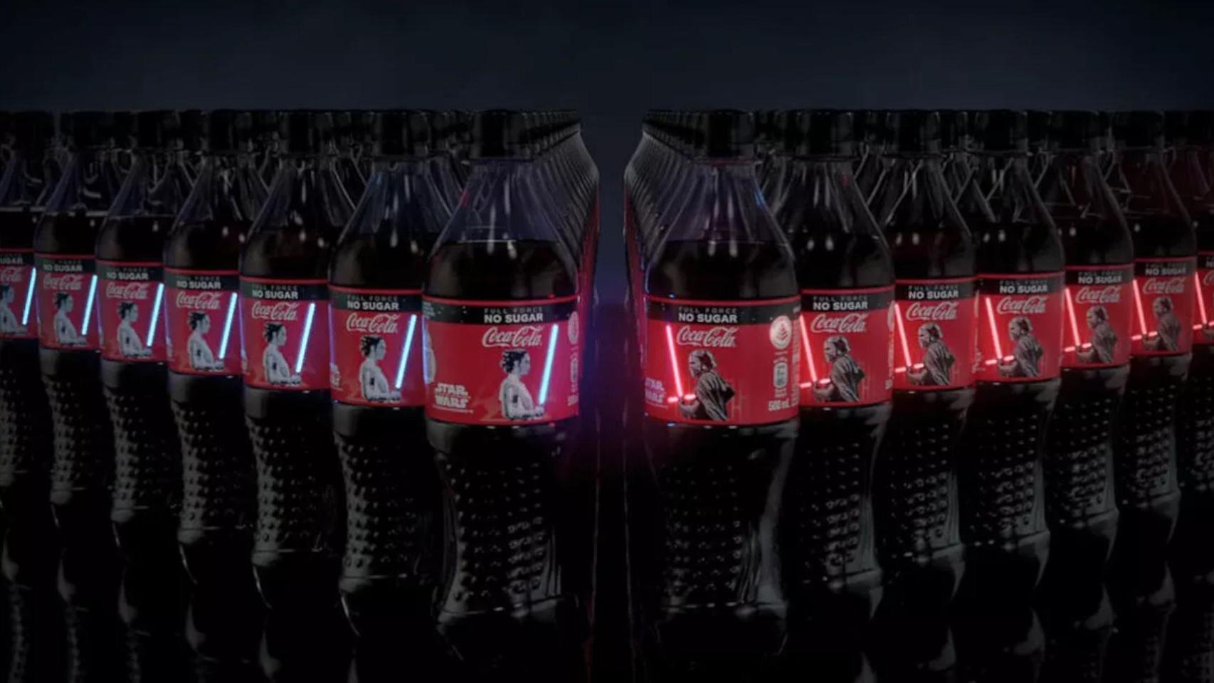 Un conjunto de botellas de Coca-Cola.