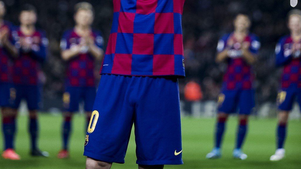Leo Messi ofreciendo su sexto Balón de Oro al Camp Nou