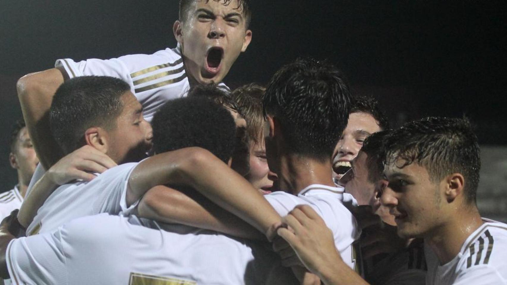 Piña del Juvenil B del Real Madrid