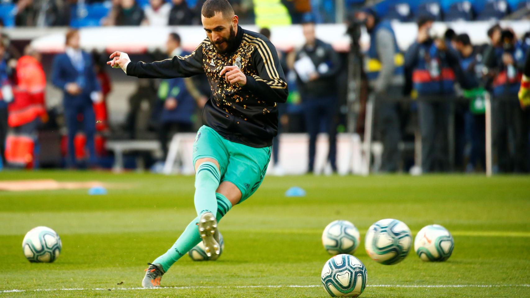 Karim Benzema, calentando en el Santiago Bernabéu antes del partido frente al Espanyol