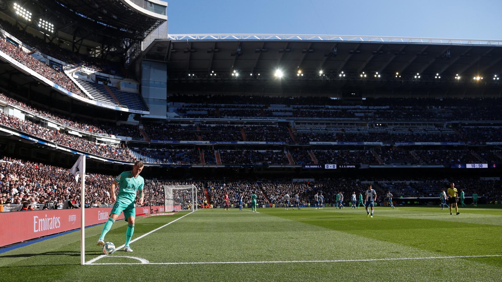 Toni Kroos se prepara sacar un córner