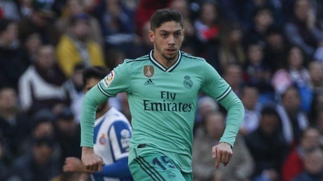 Fede Valverde controla el balón