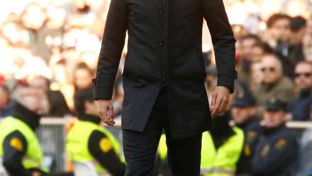 Zinedine Zidane da órdenes a los jugadores del Real Madrid desde la banda