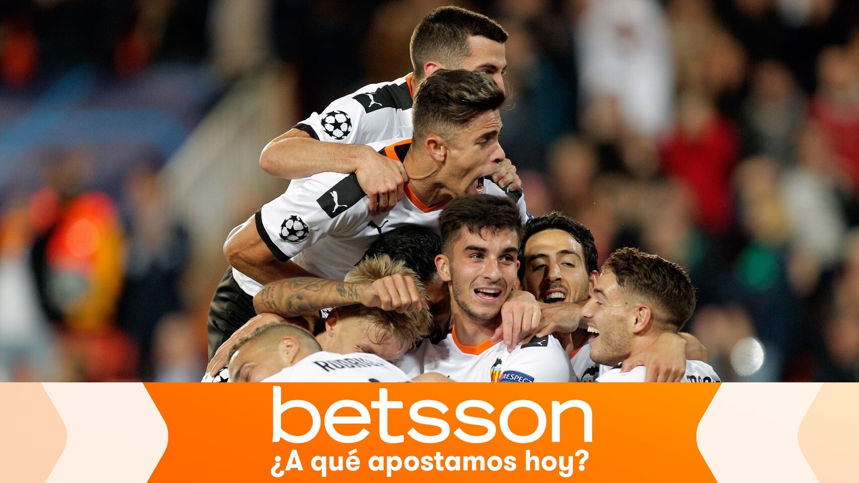 Piña de los jugadores del Valencia