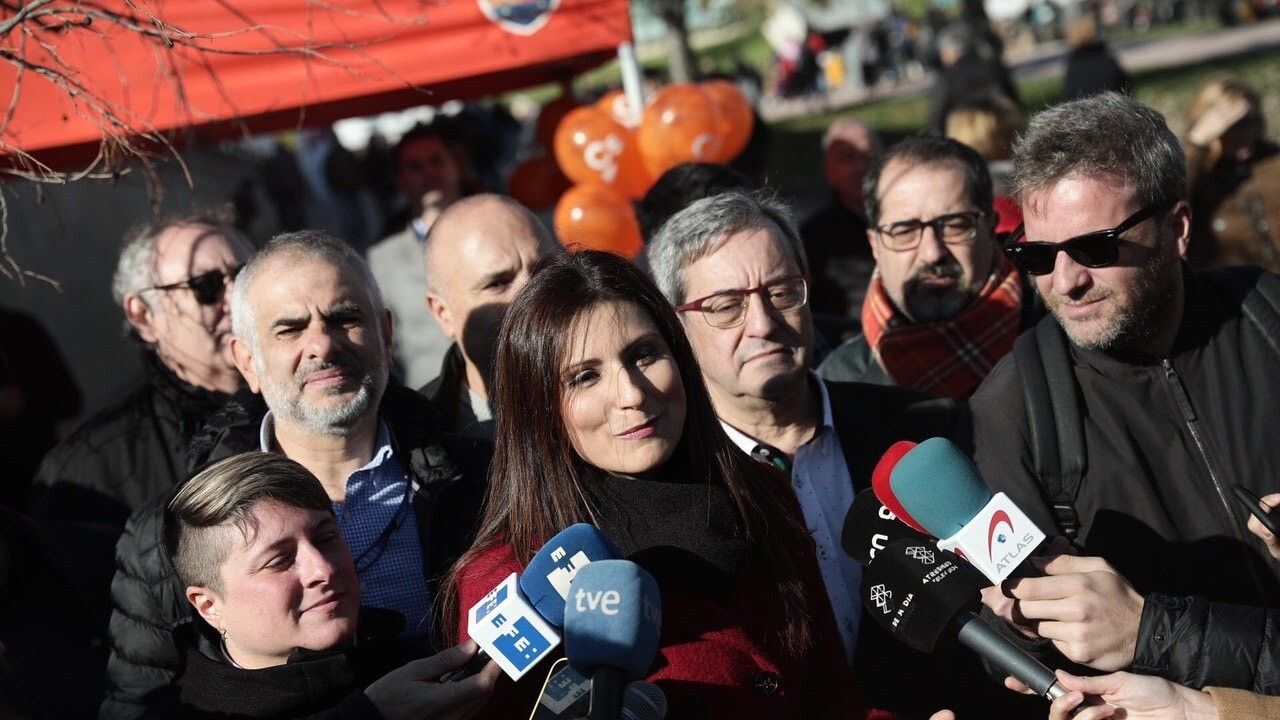 La líder de Cs en Cataluña, Lorena Roldán, en declaraciones a la prensa en Sant Boi de Llobregat (Barcelona).