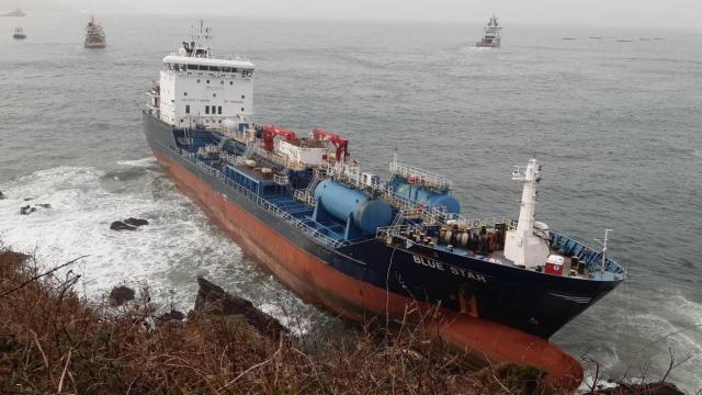 El primer intento no logra desencallar el ‘Blue Star’, pero hay avances