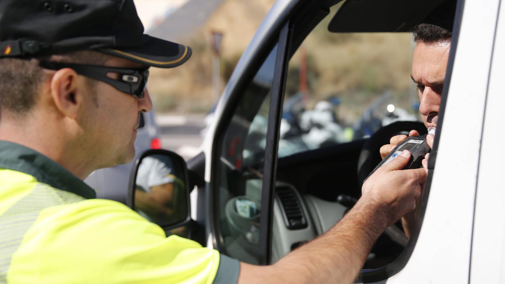 Imagen de archivo de un control de alcoholemia de la Guardia Civil