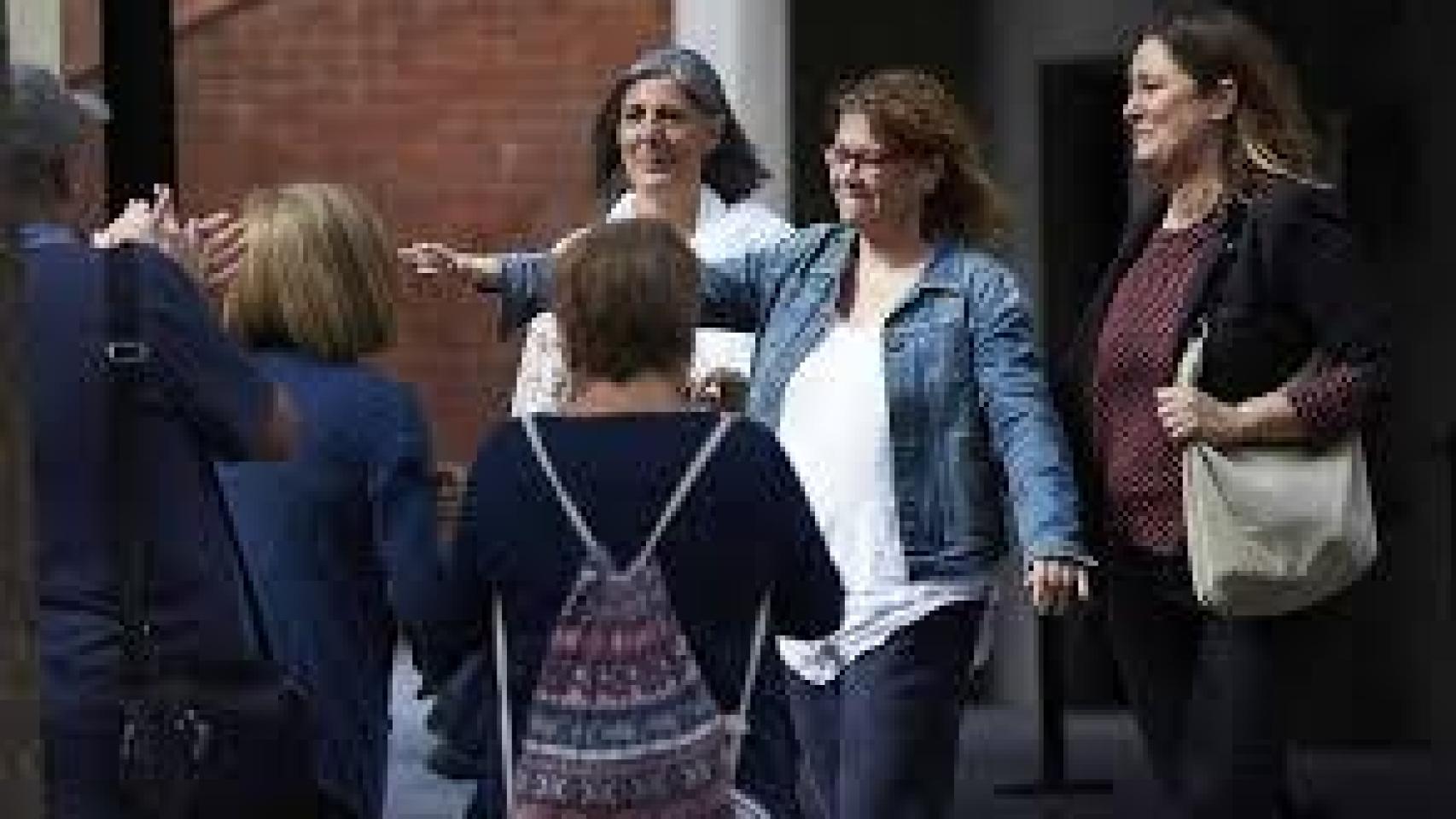 Natalia Garriga, en el centro, tras su detención en la operación Anubis./