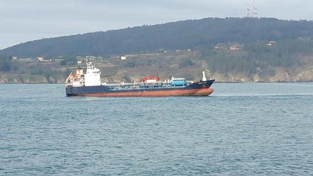 Logran desencallar el buque ‘Blue Star’ de la costa de Ares 17 días después