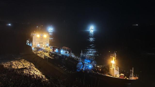 Nuevo intento fallido de reflotar el ‘Blue Star’ en la costa de Ares