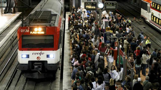 Tren de Cercanías en la estación de Atocha de Madrid.