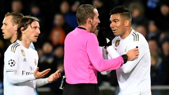 Casemiro y Luka Modric dialogan con el colegiado Tobias Stieler