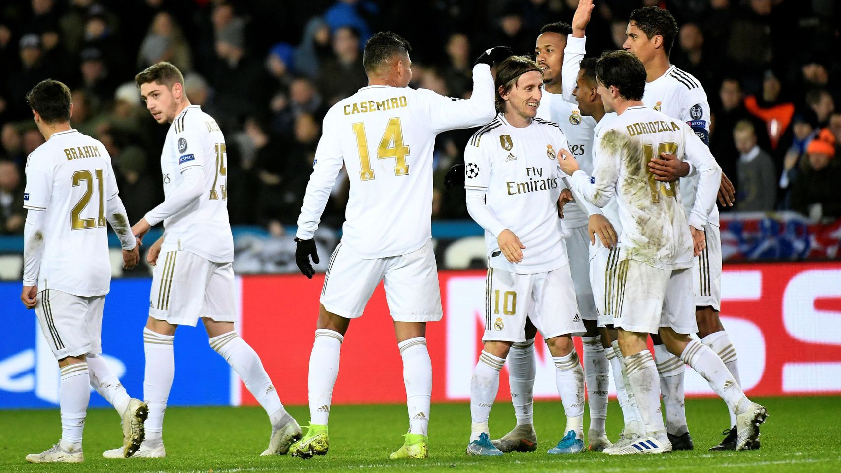 Los jugadores del Real Madrid celebran con Modric su gol al Brujas