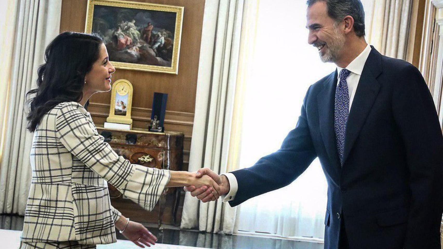 Arrimadas estrecha la mano de Felipe VI en Zarzuela.