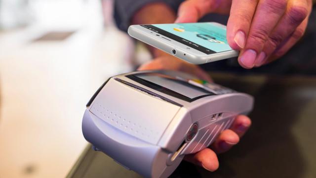 Imagen de un usuario pagando con su móvil.